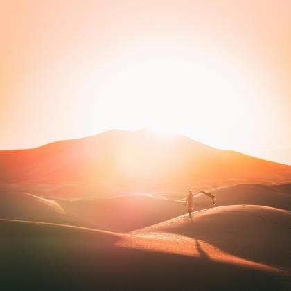 A Mesmerizing Sunset Paints The Dunes Of Al Wahat Al Dakhla Desert In Warm Hues, Creating A Tranquil And Scenic Landscape.